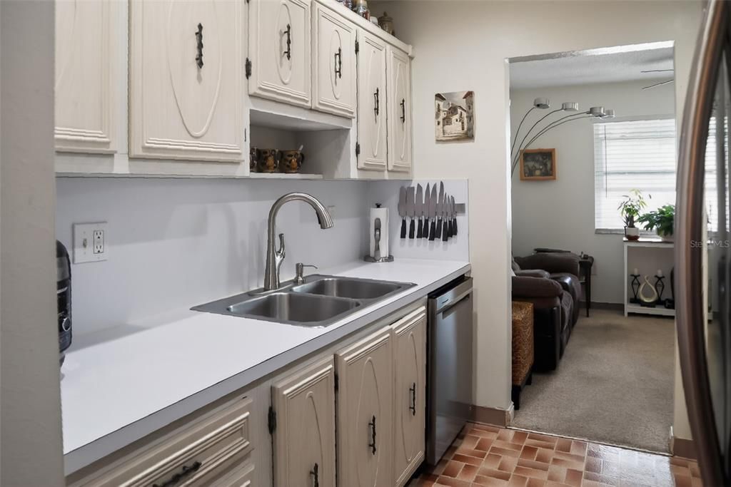 For Sale: $75,000 (1 beds, 1 baths, 790 Square Feet)