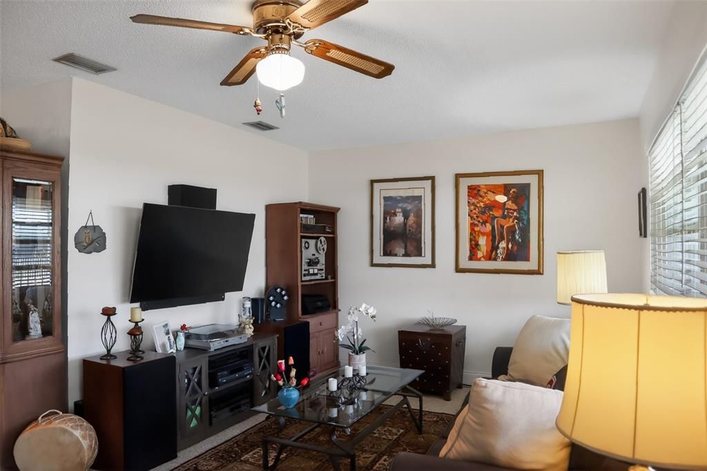 For Sale: $75,000 (1 beds, 1 baths, 790 Square Feet)