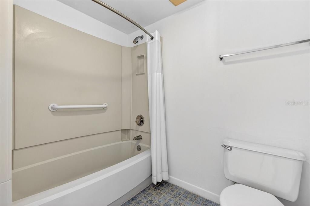 For Sale: $400,000 (3 beds, 2 baths, 1735 Square Feet)
