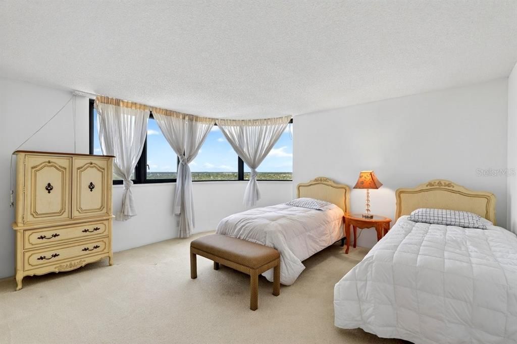 For Sale: $400,000 (3 beds, 2 baths, 1735 Square Feet)