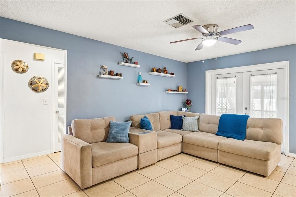 For Sale: $259,900 (3 beds, 2 baths, 1191 Square Feet)