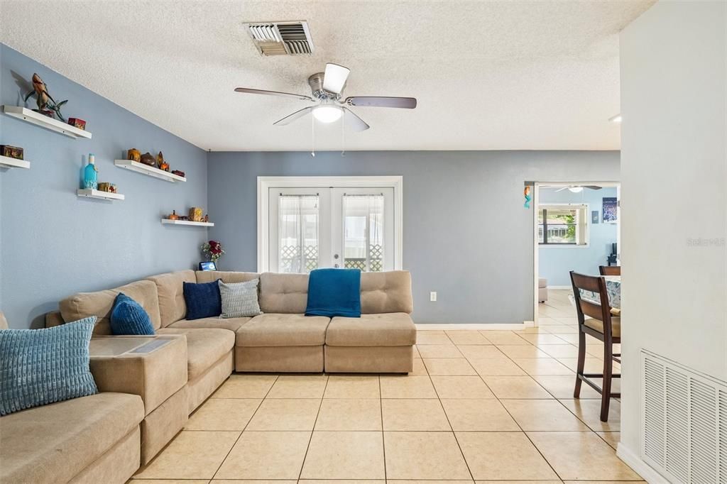 For Sale: $259,900 (3 beds, 2 baths, 1191 Square Feet)