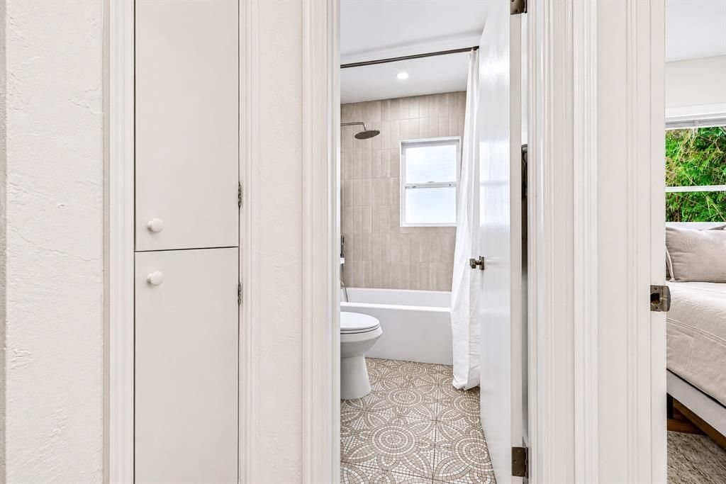 Active With Contract: $350,000 (2 beds, 1 baths, 882 Square Feet)