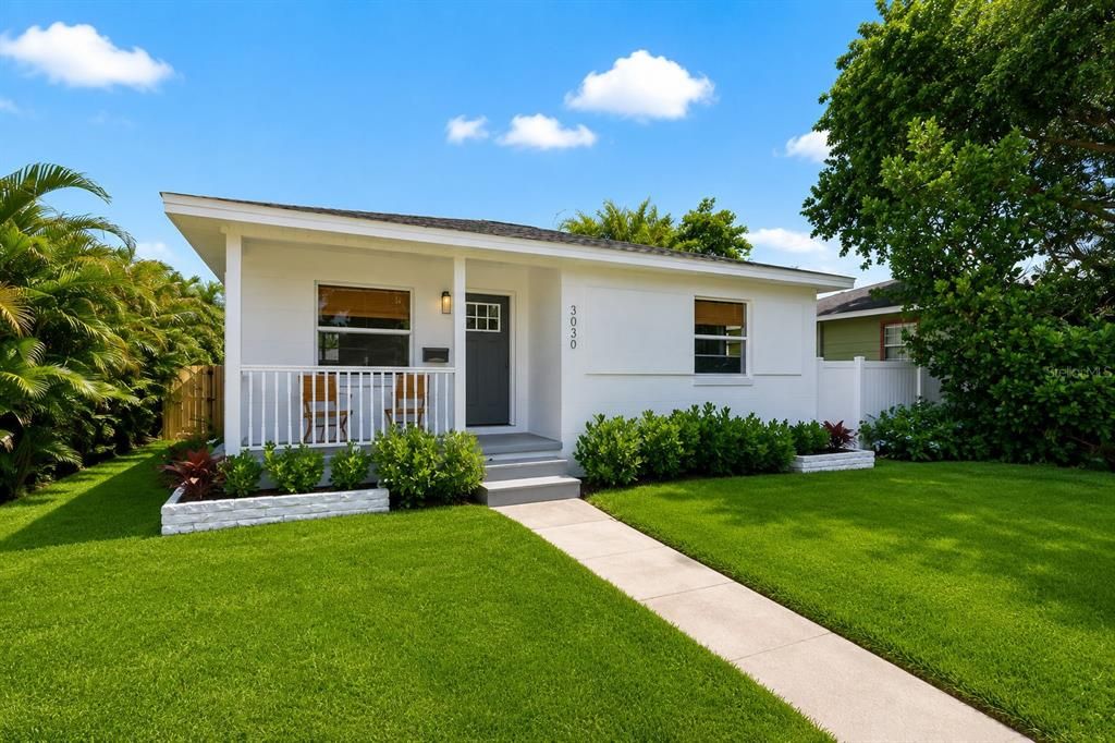 Active With Contract: $350,000 (2 beds, 1 baths, 882 Square Feet)