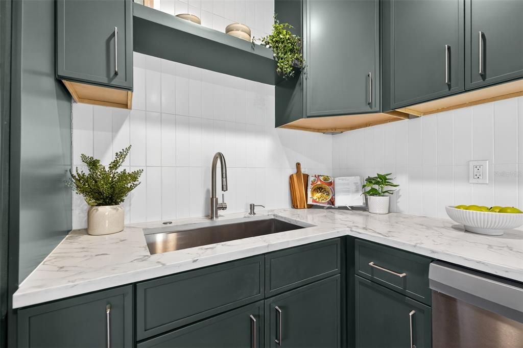 Active With Contract: $350,000 (2 beds, 1 baths, 882 Square Feet)