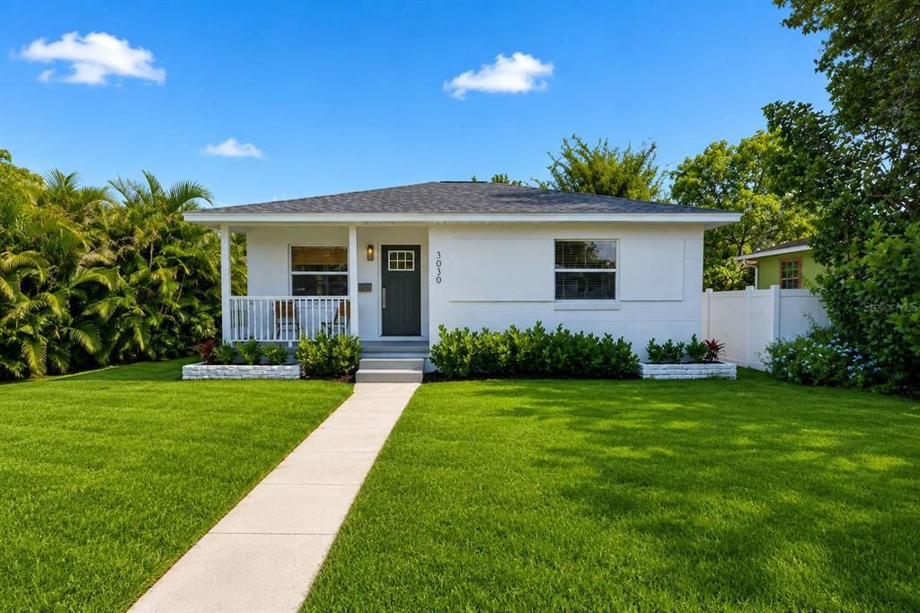 Active With Contract: $350,000 (2 beds, 1 baths, 882 Square Feet)
