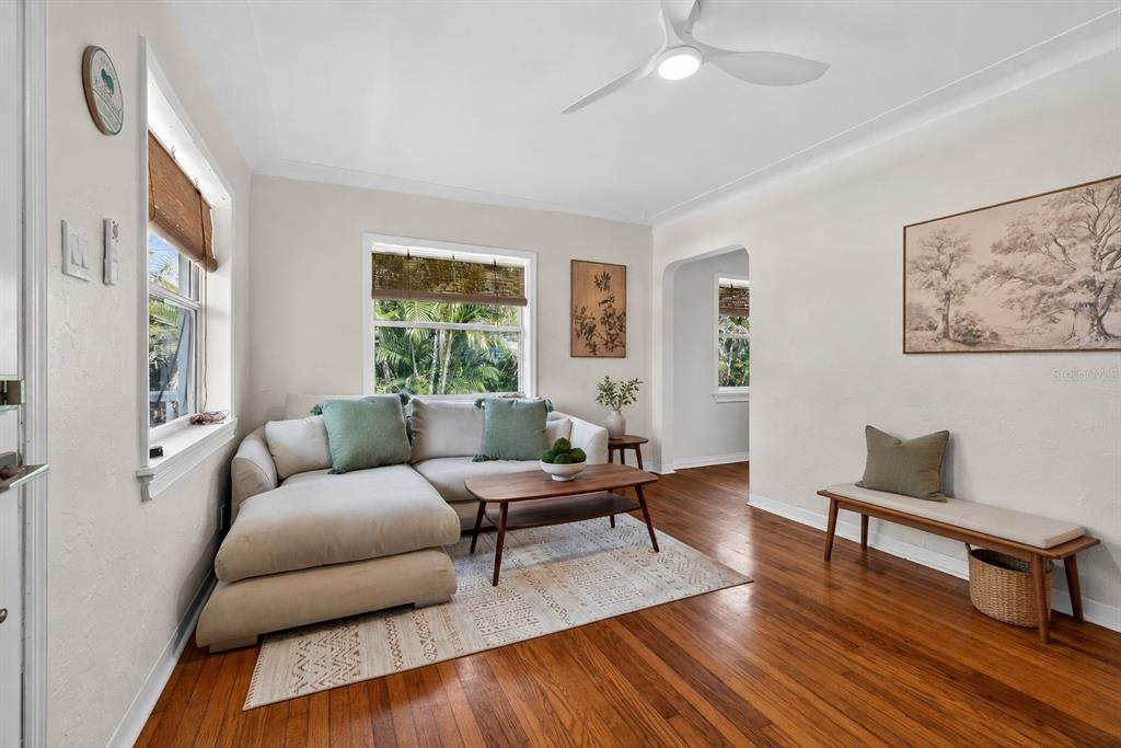 Active With Contract: $350,000 (2 beds, 1 baths, 882 Square Feet)