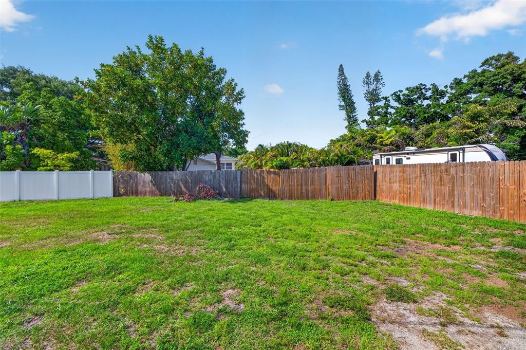 Active With Contract: $350,000 (2 beds, 1 baths, 882 Square Feet)