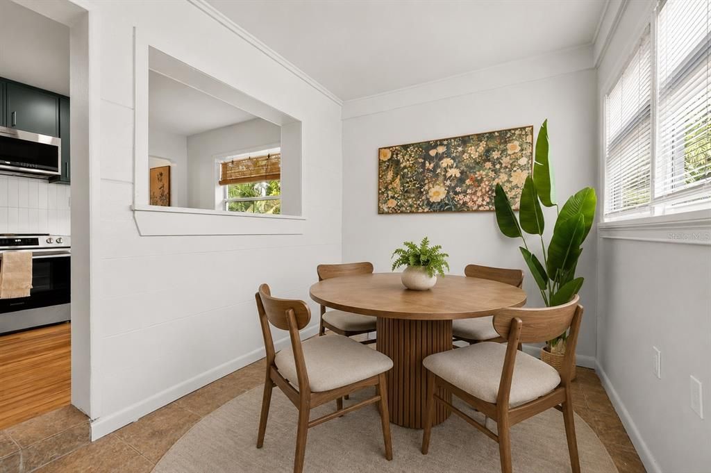 Active With Contract: $350,000 (2 beds, 1 baths, 882 Square Feet)