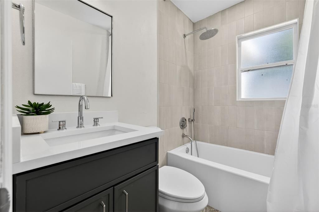Active With Contract: $350,000 (2 beds, 1 baths, 882 Square Feet)