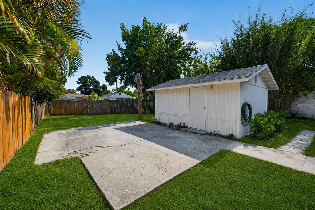 Active With Contract: $350,000 (2 beds, 1 baths, 882 Square Feet)