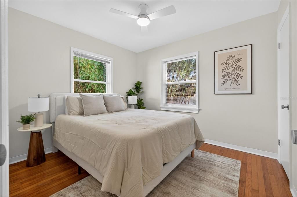 Active With Contract: $350,000 (2 beds, 1 baths, 882 Square Feet)