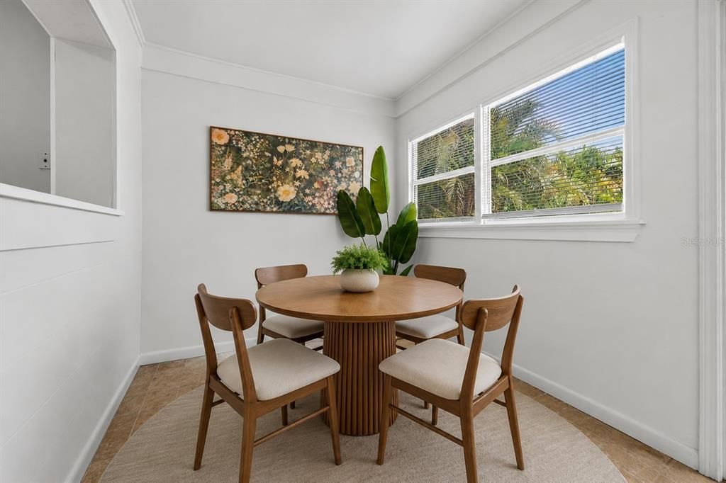 Active With Contract: $350,000 (2 beds, 1 baths, 882 Square Feet)
