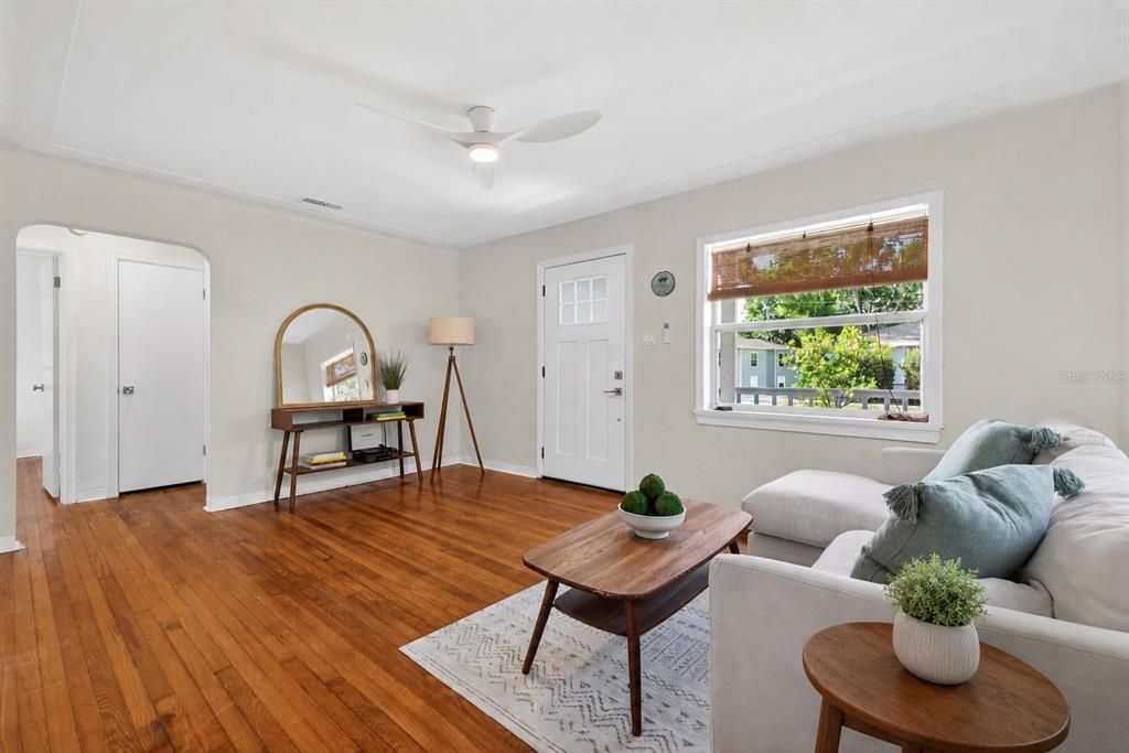 Active With Contract: $350,000 (2 beds, 1 baths, 882 Square Feet)