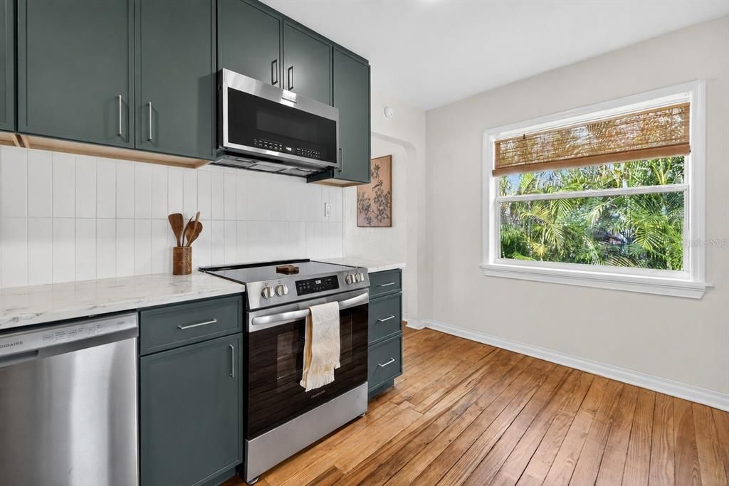 Active With Contract: $350,000 (2 beds, 1 baths, 882 Square Feet)