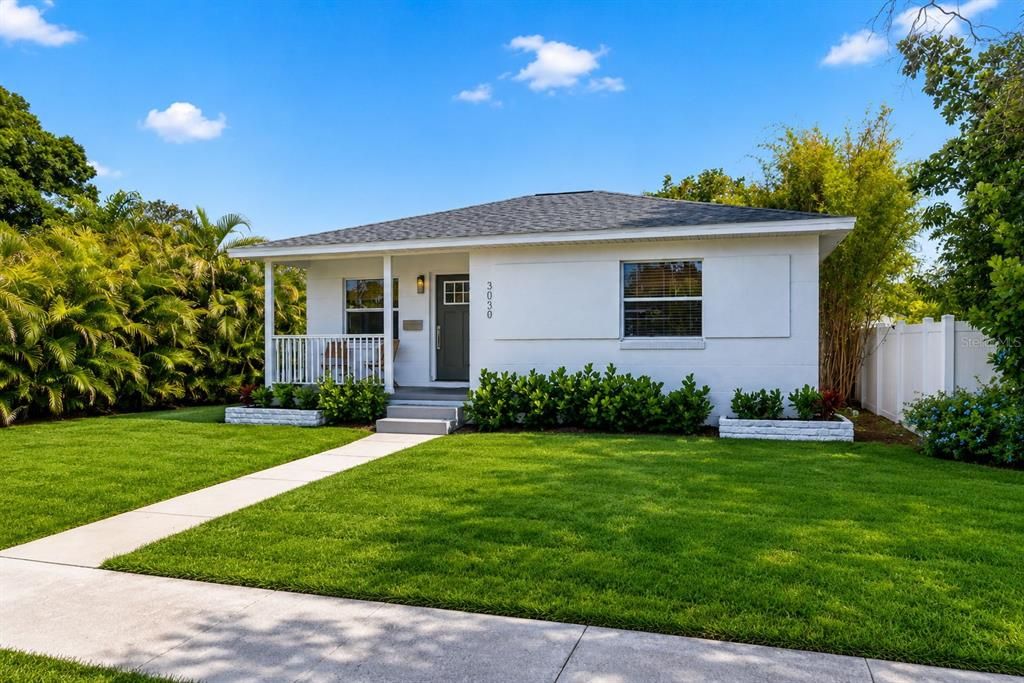 Active With Contract: $350,000 (2 beds, 1 baths, 882 Square Feet)