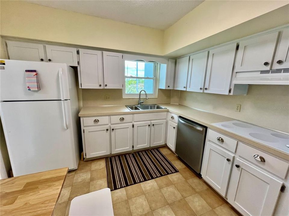 For Sale: $175,000 (2 beds, 2 baths, 1400 Square Feet)