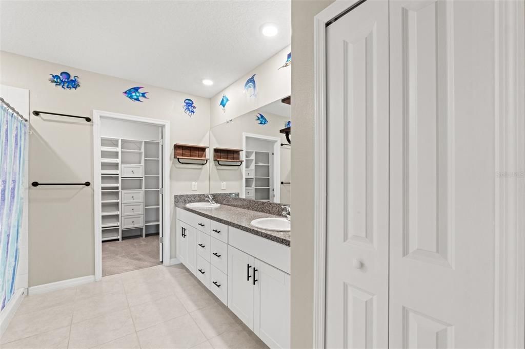 For Sale: $447,500 (5 beds, 3 baths, 2922 Square Feet)