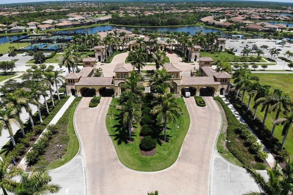 En Venta: $450,000 (4 camas, 3 baños, 2025 Pies cuadrados)