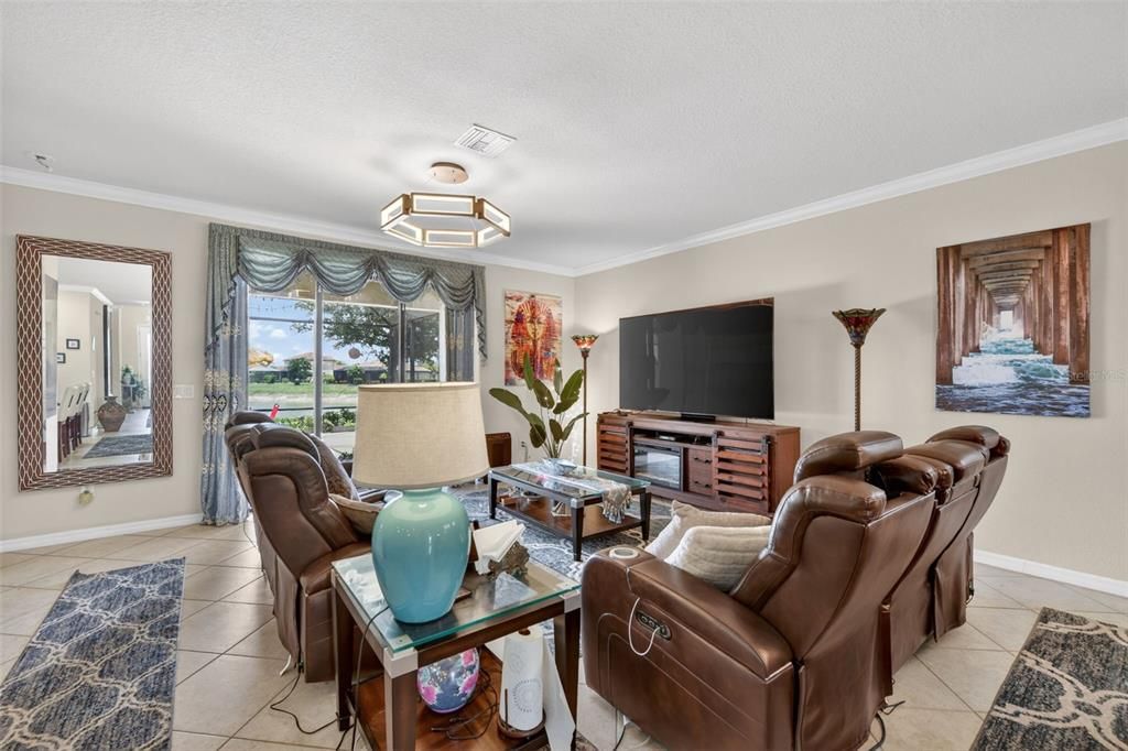 En Venta: $450,000 (4 camas, 3 baños, 2025 Pies cuadrados)