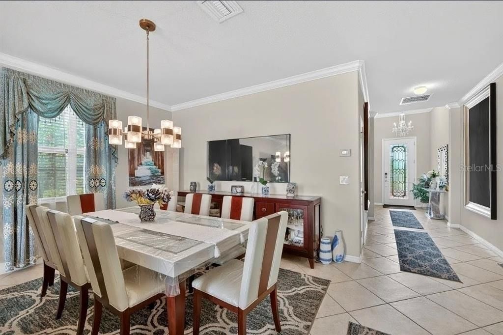 En Venta: $450,000 (4 camas, 3 baños, 2025 Pies cuadrados)
