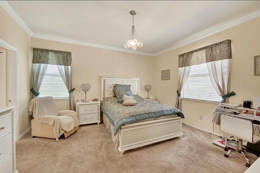 En Venta: $450,000 (4 camas, 3 baños, 2025 Pies cuadrados)