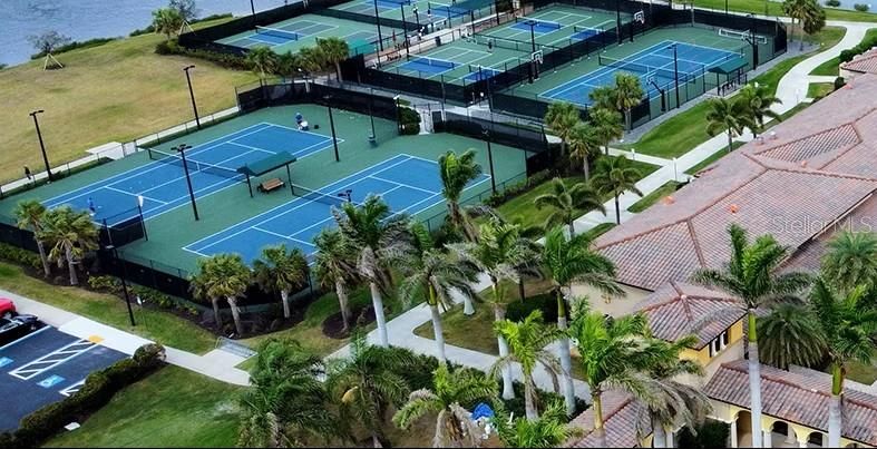 En Venta: $450,000 (4 camas, 3 baños, 2025 Pies cuadrados)