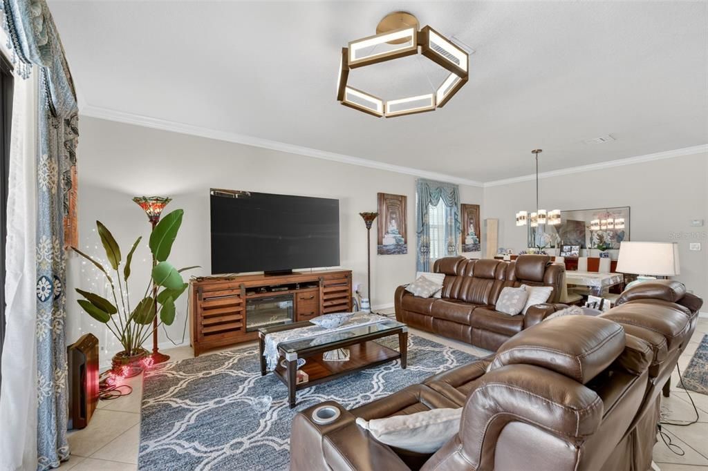 En Venta: $450,000 (4 camas, 3 baños, 2025 Pies cuadrados)