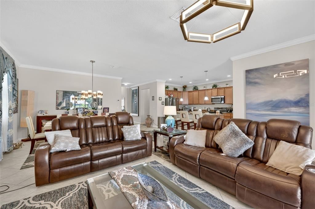 En Venta: $450,000 (4 camas, 3 baños, 2025 Pies cuadrados)