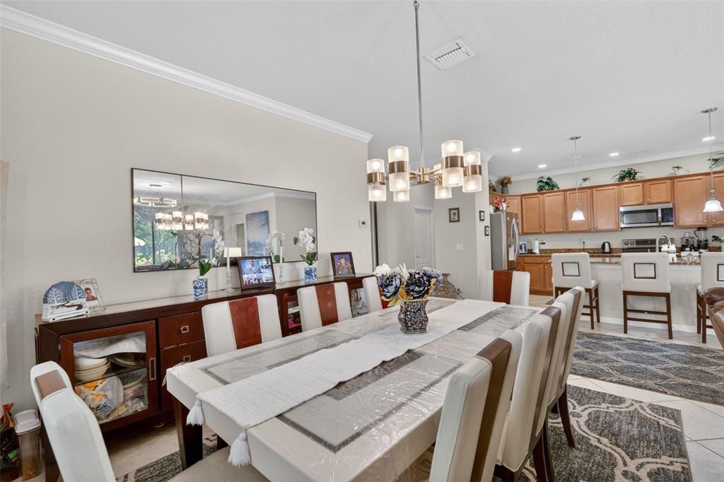 En Venta: $450,000 (4 camas, 3 baños, 2025 Pies cuadrados)