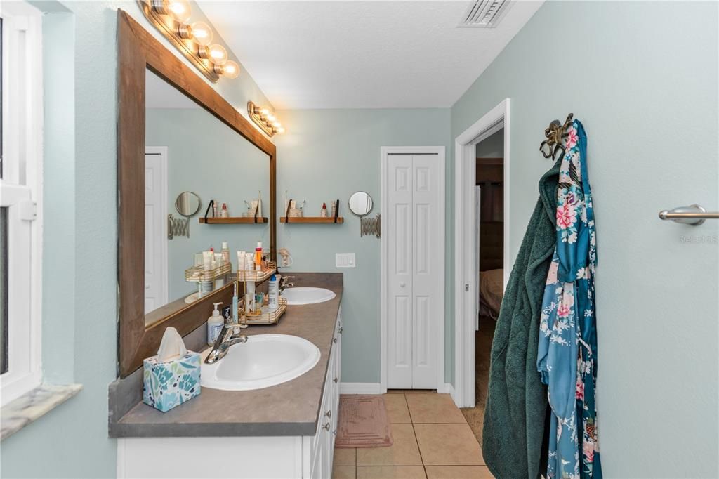 Active With Contract: $319,000 (3 beds, 2 baths, 1610 Square Feet)