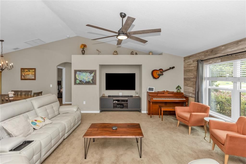 Active With Contract: $319,000 (3 beds, 2 baths, 1610 Square Feet)