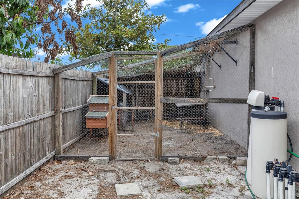 Active With Contract: $319,000 (3 beds, 2 baths, 1610 Square Feet)