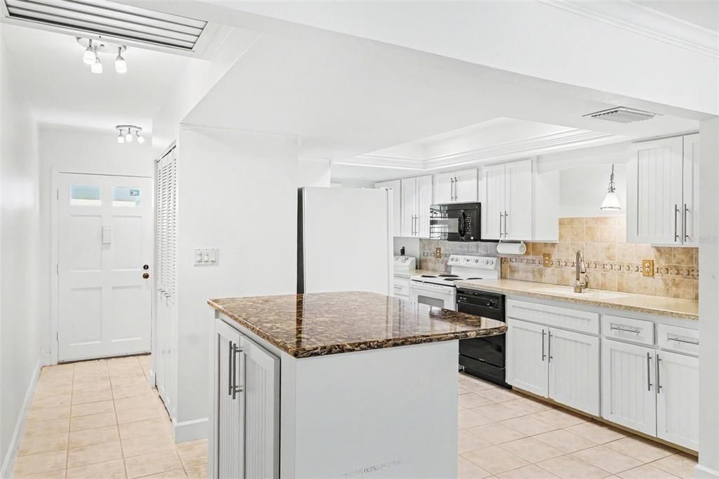 For Sale: $250,000 (2 beds, 2 baths, 1295 Square Feet)