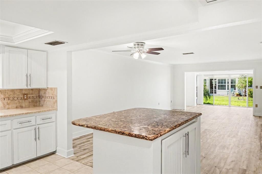 For Sale: $250,000 (2 beds, 2 baths, 1295 Square Feet)