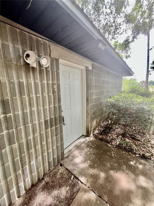 For Rent: $1,200 (2 beds, 1 baths, 840 Square Feet)