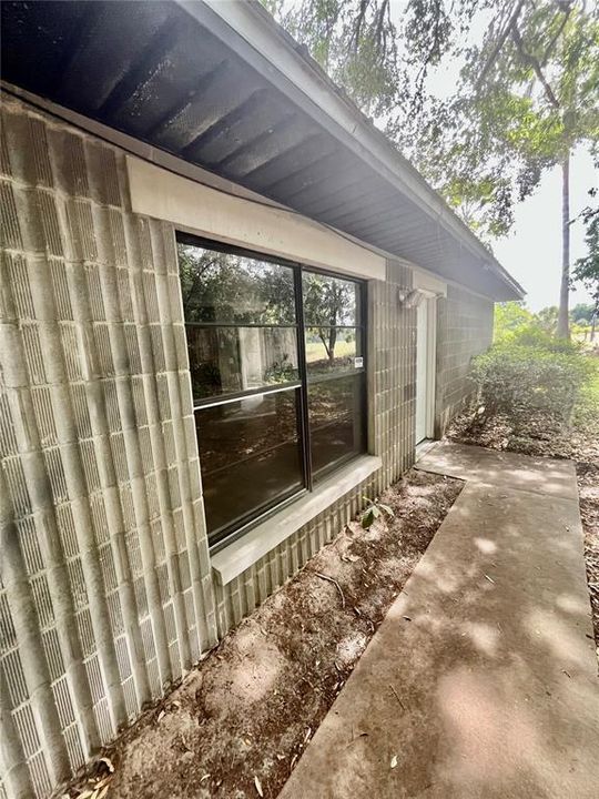 For Rent: $1,200 (2 beds, 1 baths, 840 Square Feet)