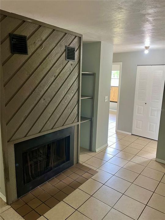 For Rent: $1,200 (2 beds, 1 baths, 840 Square Feet)