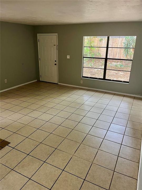 For Rent: $1,200 (2 beds, 1 baths, 840 Square Feet)