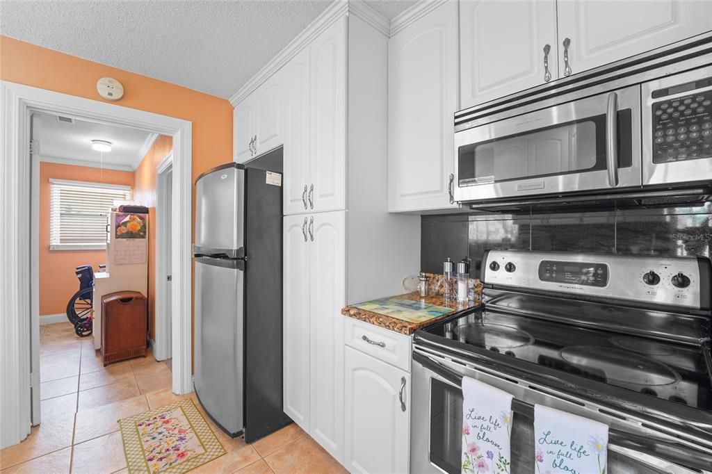 Active With Contract: $329,900 (2 beds, 1 baths, 1200 Square Feet)