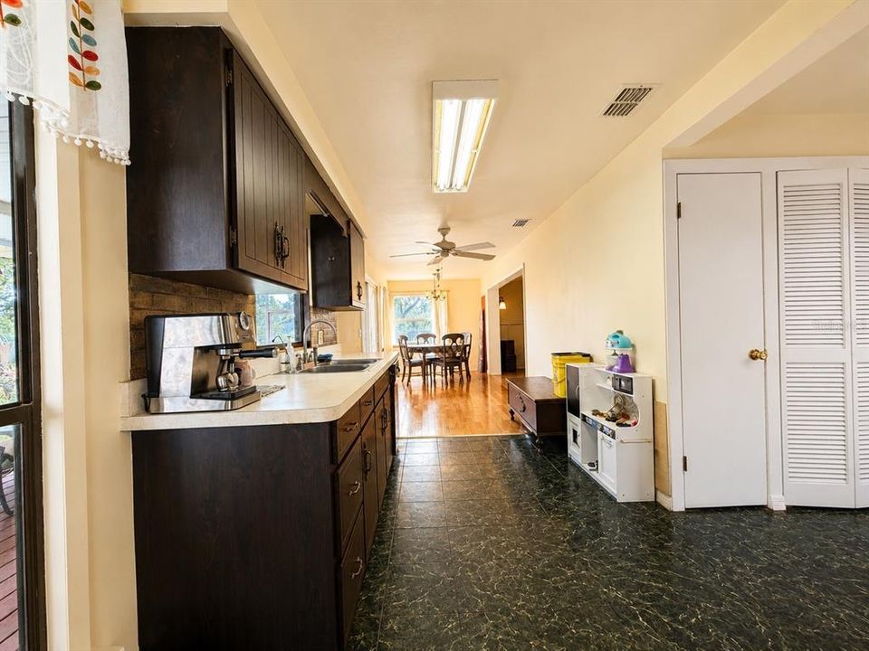 For Sale: $234,900 (2 beds, 1 baths, 1496 Square Feet)