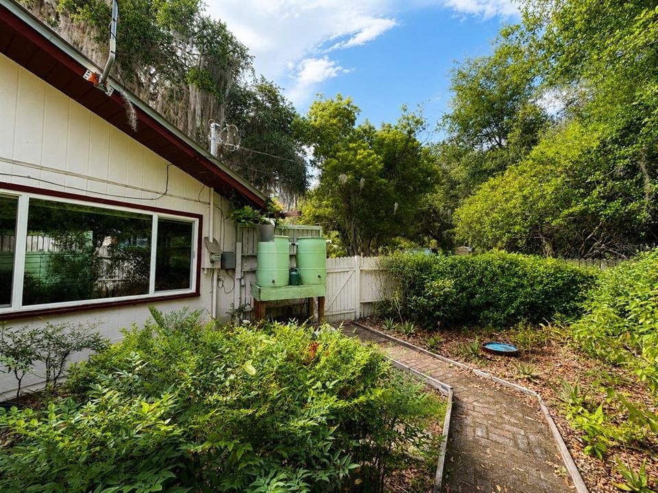 For Sale: $234,900 (2 beds, 1 baths, 1496 Square Feet)