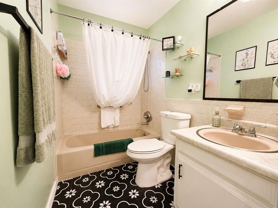 For Sale: $234,900 (2 beds, 1 baths, 1496 Square Feet)