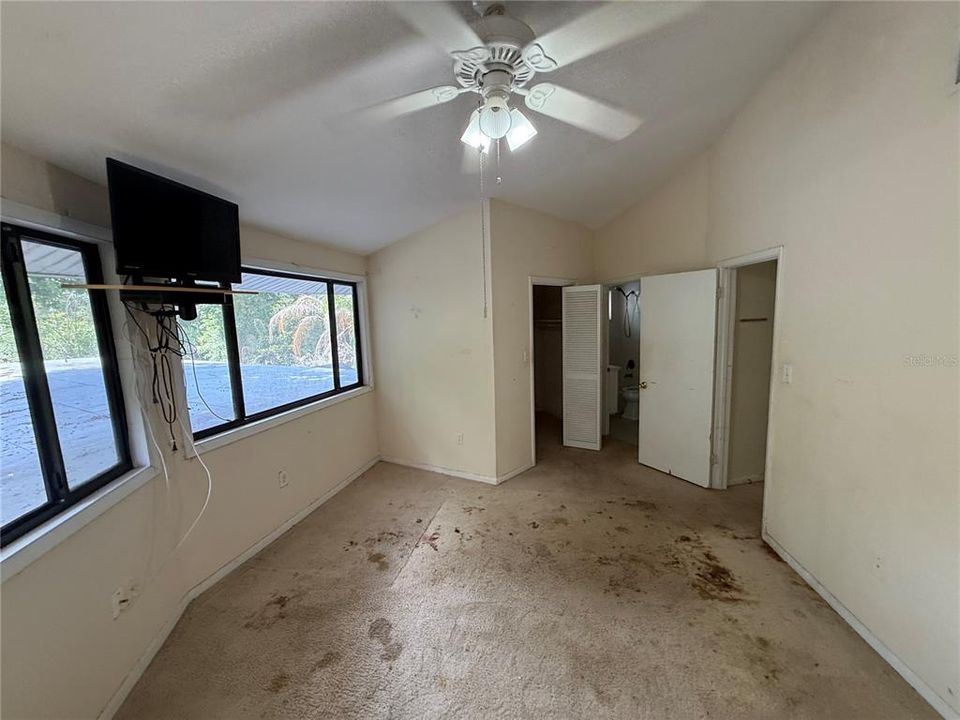 For Sale: $400,000 (5 beds, 3 baths, 5810 Square Feet)