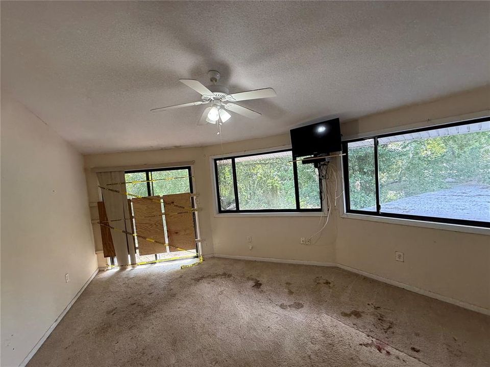 For Sale: $400,000 (5 beds, 3 baths, 5810 Square Feet)