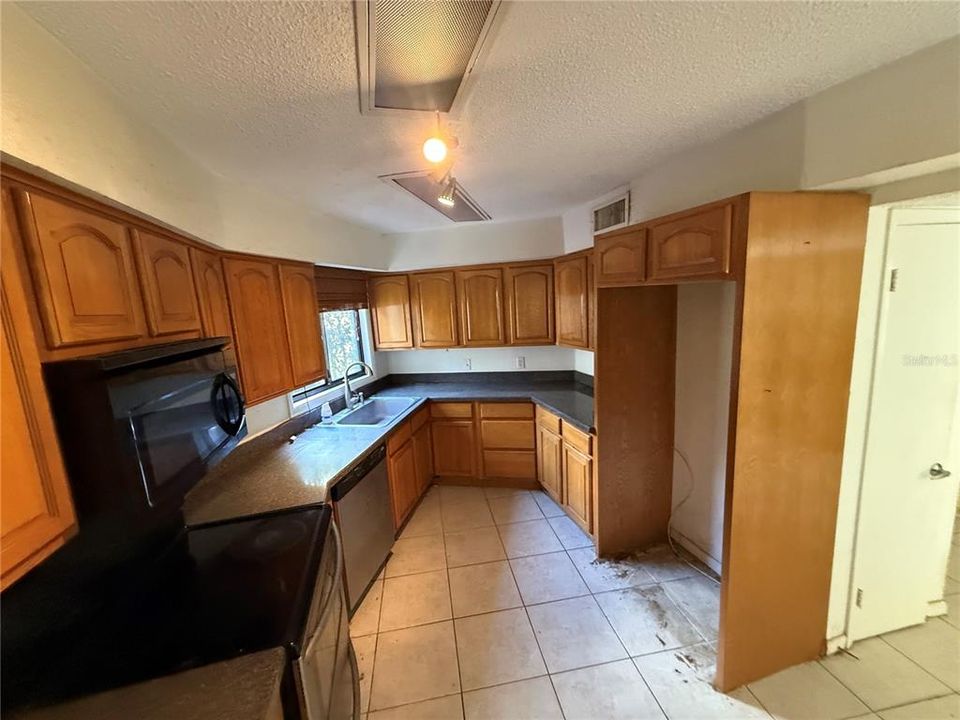 For Sale: $400,000 (5 beds, 3 baths, 5810 Square Feet)