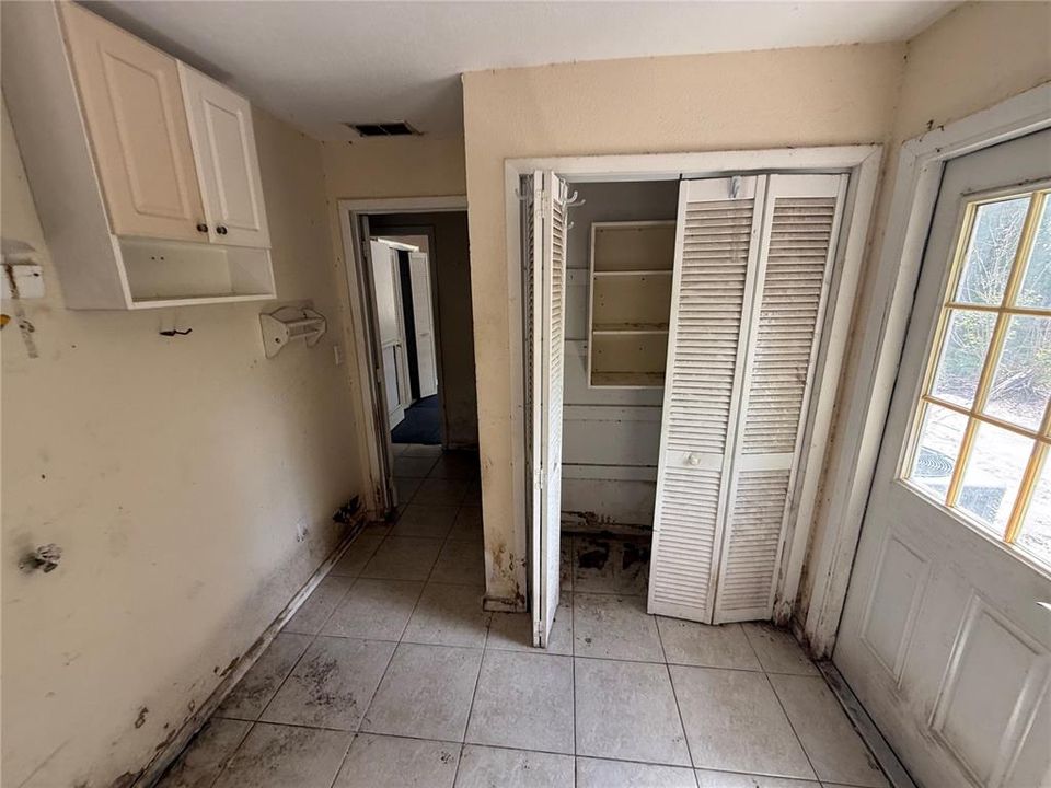 For Sale: $400,000 (5 beds, 3 baths, 5810 Square Feet)