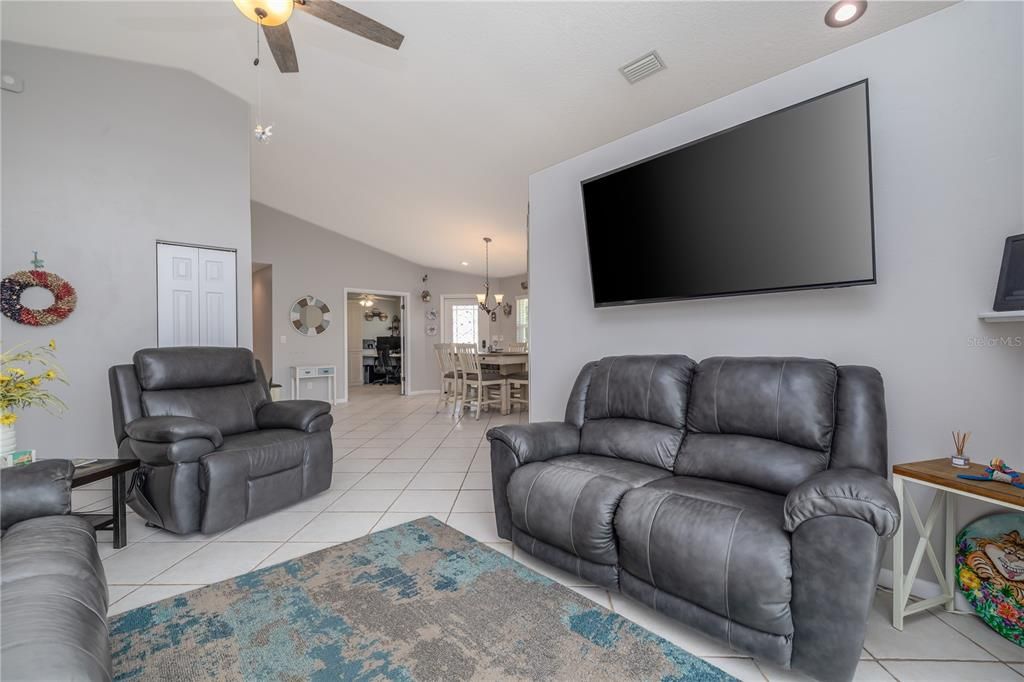 For Sale: $399,900 (3 beds, 2 baths, 1590 Square Feet)