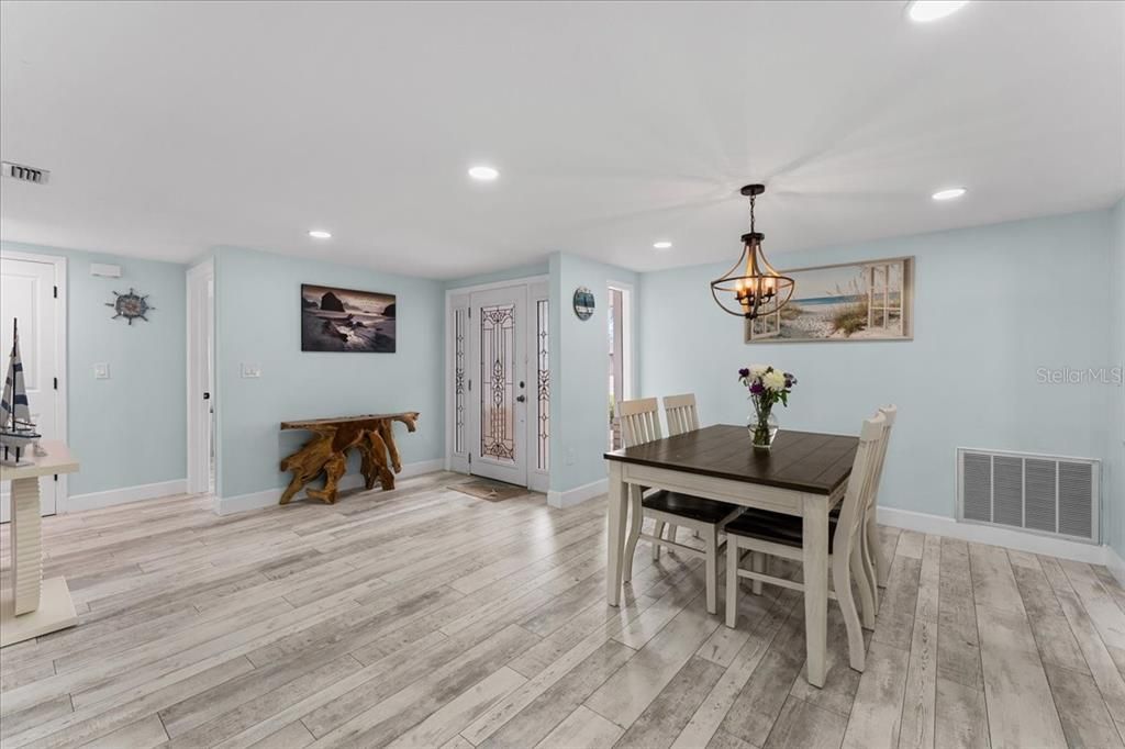 For Sale: $540,000 (2 beds, 2 baths, 1387 Square Feet)