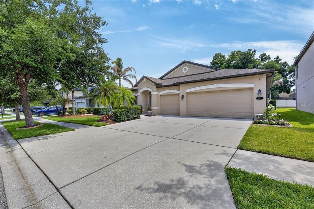 For Sale: $500,000 (4 beds, 3 baths, 2299 Square Feet)